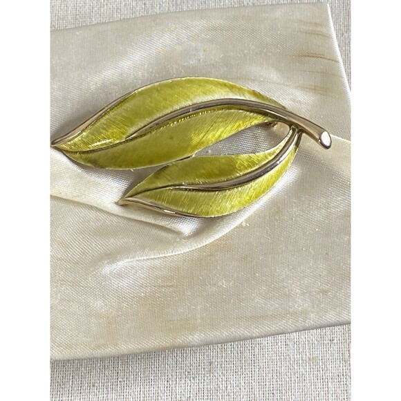 Vintage Pastelli Green Enamel Leaf Pin Brooch - Picture 1 of 6